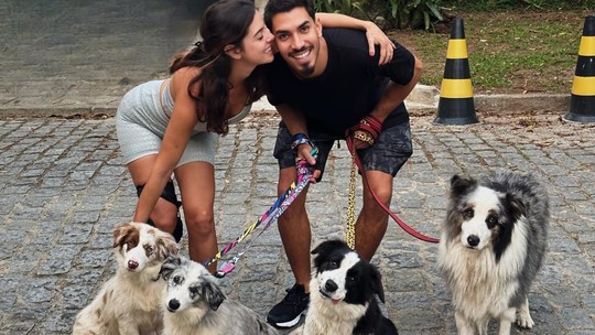 Giovanna Lancellotti abre álbum de sábado com o namorado e pets