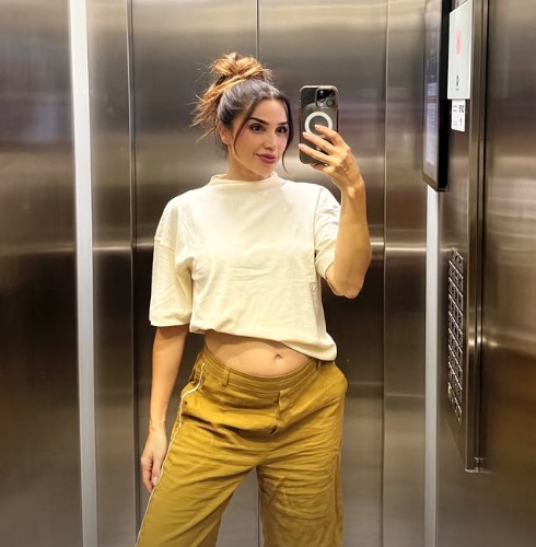 Grávida, Paula Amorim exibe barriguinha ao posar para selfie no espelho