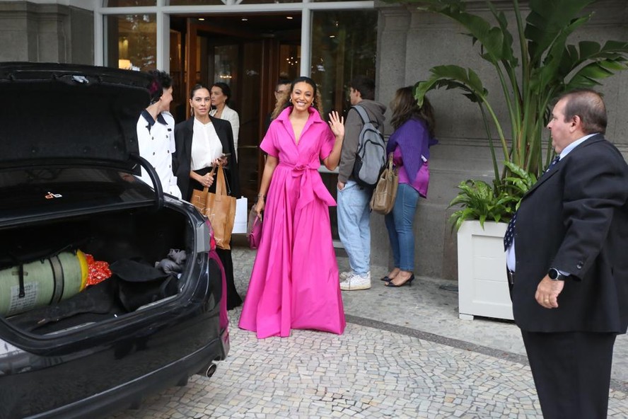 A atriz Sheron Menezzes saindo do Copacabana palace para o desfile da Carolina herreira no Rio de Janeiro