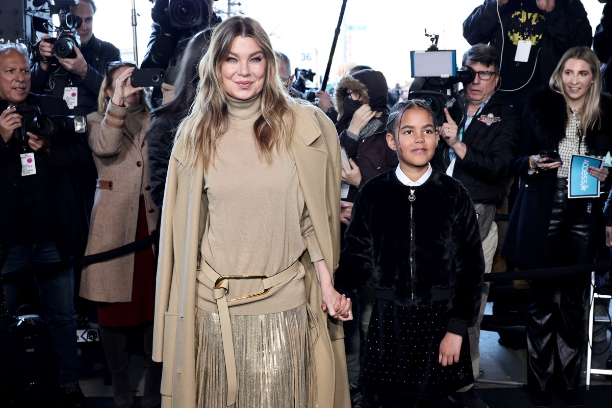 Ellen Pompeo faz rara aparição com a filha Sienna no desfile da Michael Kors Celebridades Vogue