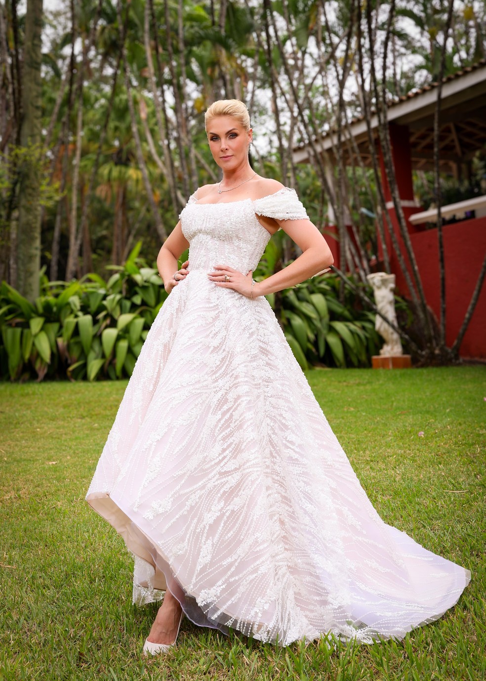 Ana Hickmann usa vestido Leticia Manzan, com styling de Renata Lima e beleza de Marcelo Gomes — Foto: Brazil News