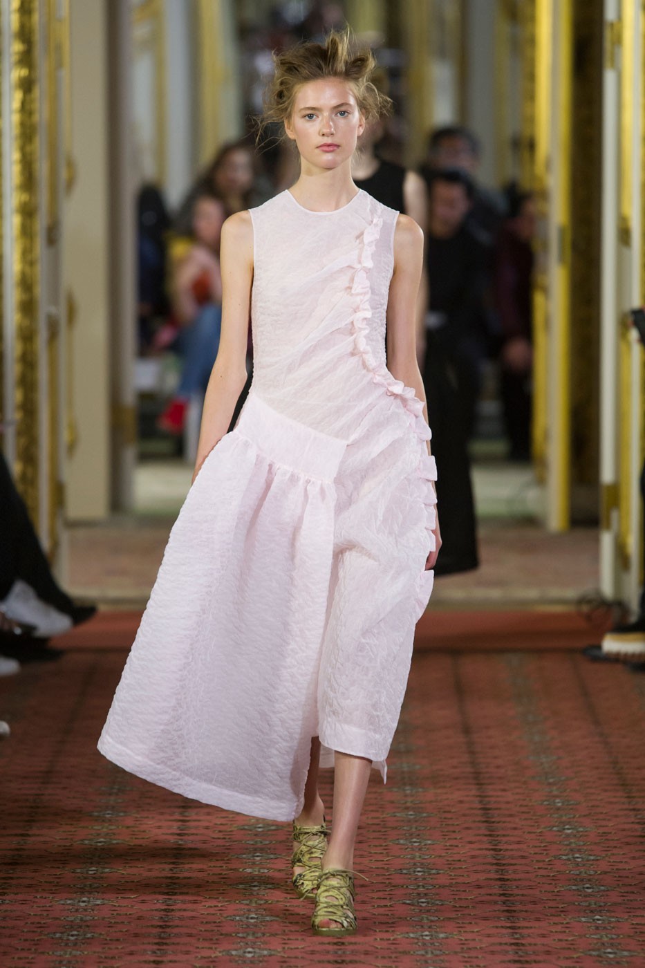 O verão ultrafeminino de Simone Rocha