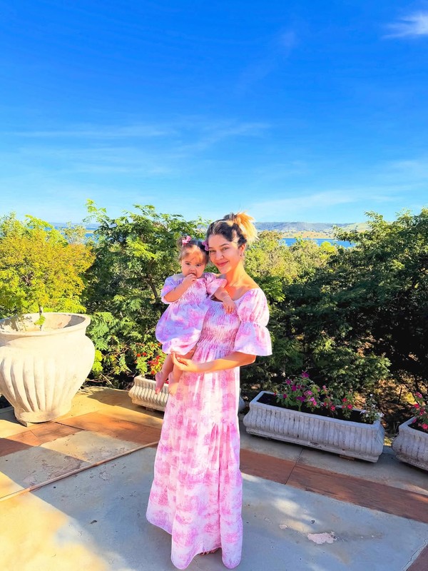 Neta de Leandro surge combinando look em clique raro com a mãe, Lyandra ...