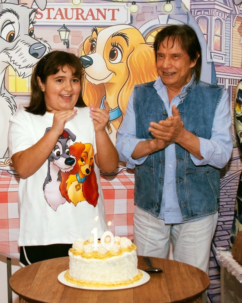 Roberto Carlos posa com a neta ao mostrar detalhes de celebração de seu aniversário