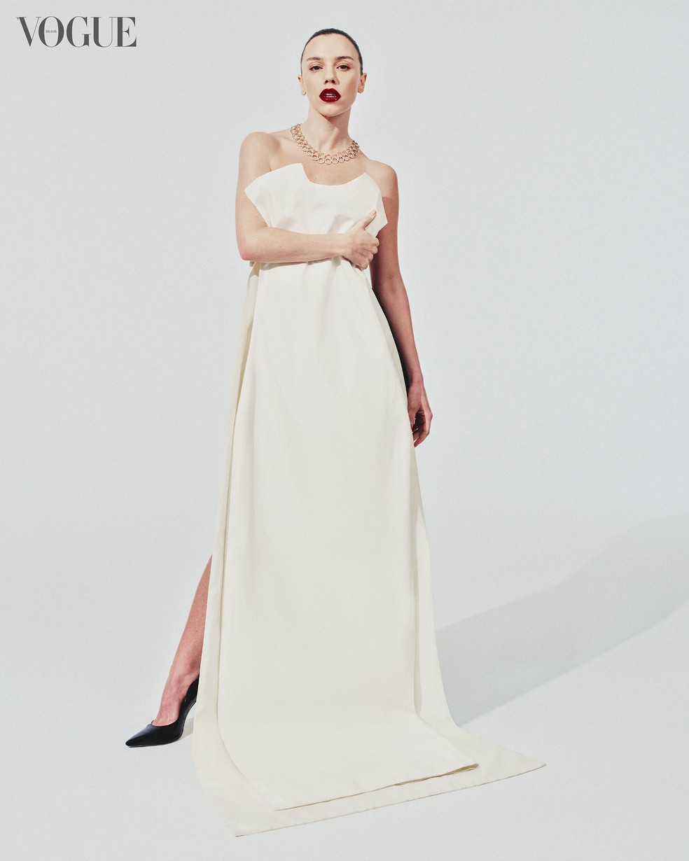 Alice Wegmann usa ALE BRITO x STUDIO115, colar de ouro amarelo e ouro branco 18K com diamantes — Foto: Vogue Brasil/ Juliana Rocha