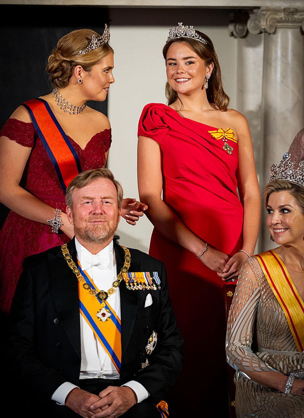 A princesa Catarina-Amalia e a princesa Ariane trocam sorrisos no banquete de Estado no Palácio Real de Amsterdã, durante o primeiro dia da visita de Estado do imperador Naruhito do Japão — Foto: GettyImages