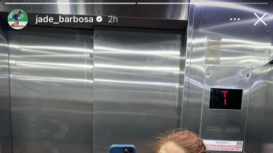 Jade Barbosa esbanja beleza em selfie no espelho
