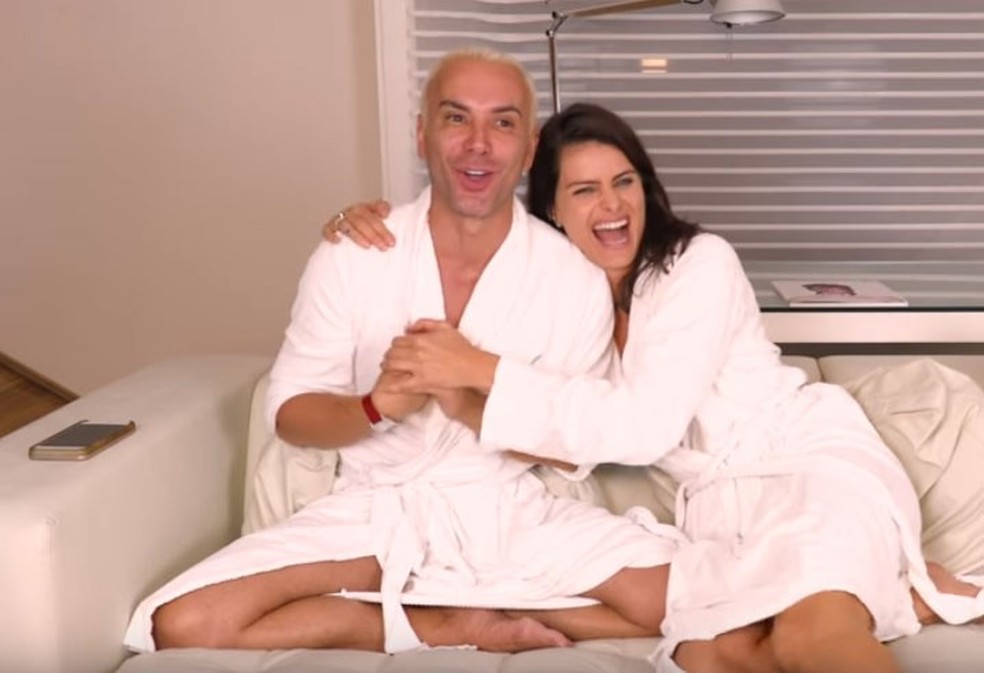 Matheus Mazzafera e Isabeli Fontana trocam revelações em novo vídeo (Foto: Reprodução/YouTube) — Foto: Vogue