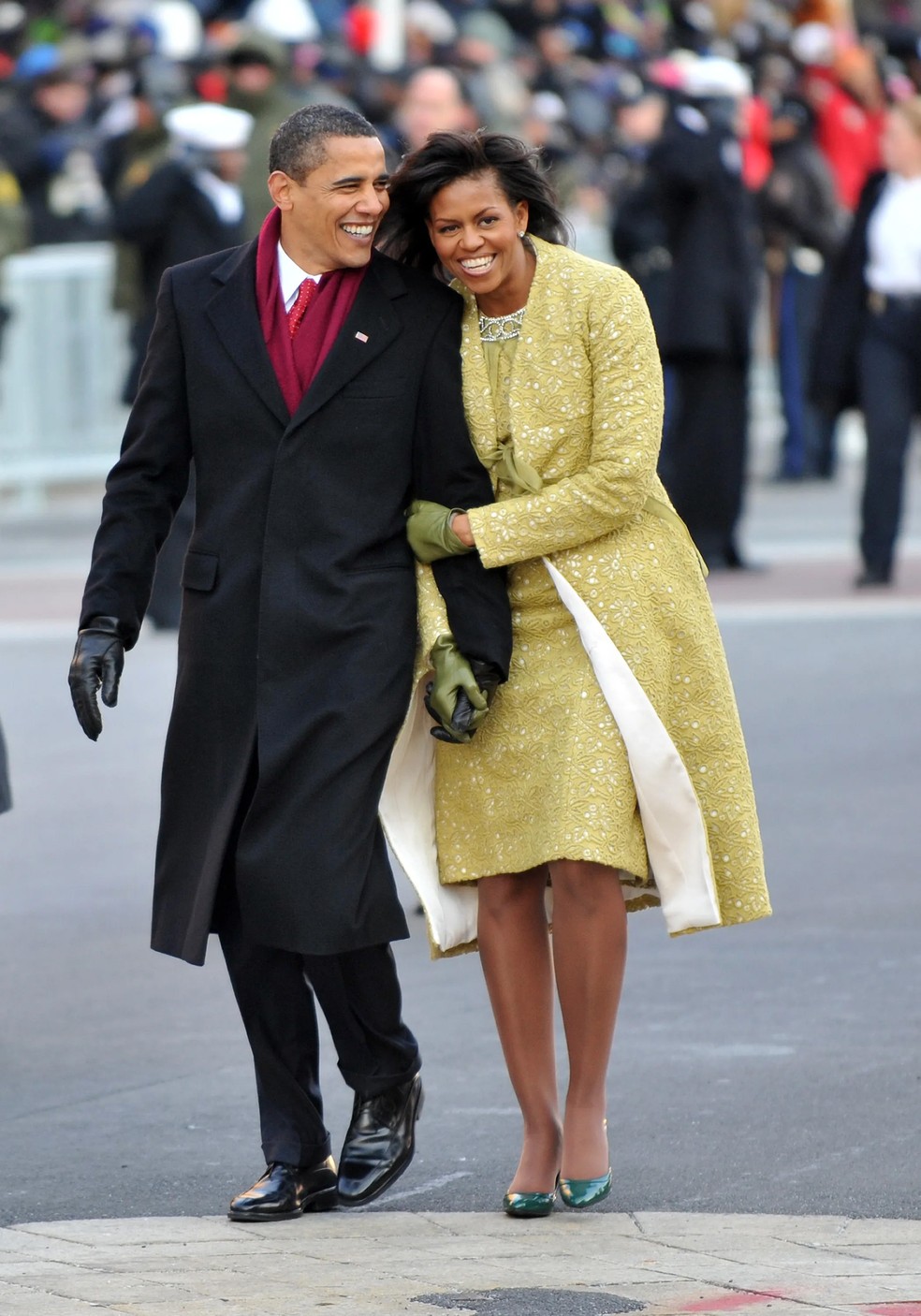 Michelle Obama, ao lado de Barack Obama, usou um look da estilista cubana Isabel Toledo na posse de 2009 — Foto: Getty Images