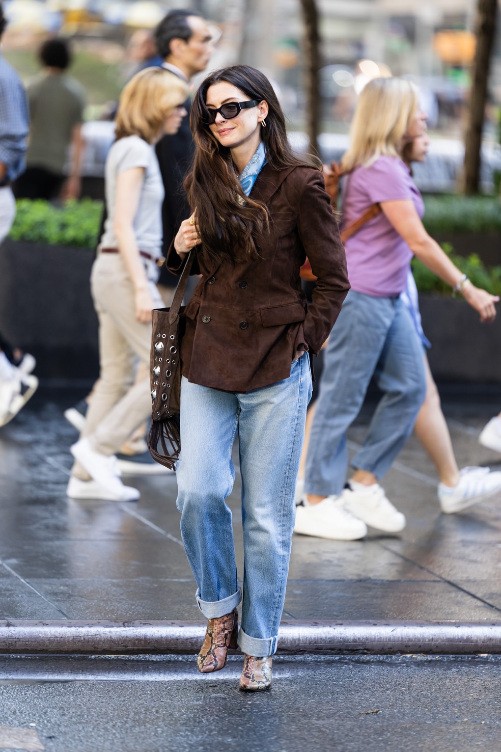 Anne Hathaway, nas gravações de "O Diabo Veste Prada 2" — Foto: Getty Images