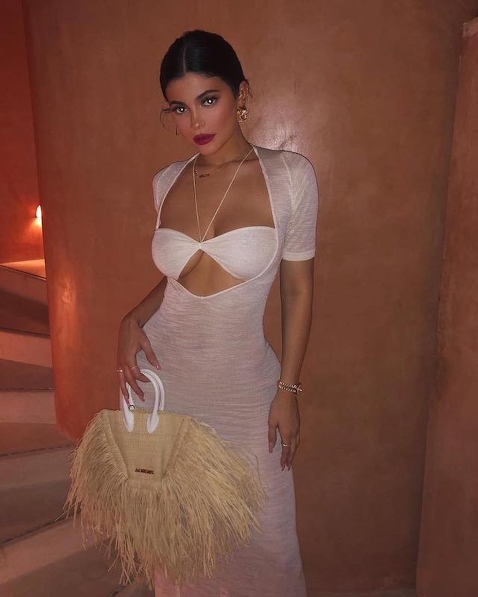 Kylie Jenner e a bolsa de palha da Jacquemus (Foto: Instagram Kylie Jenner/ Reprodução) — Foto: Vogue