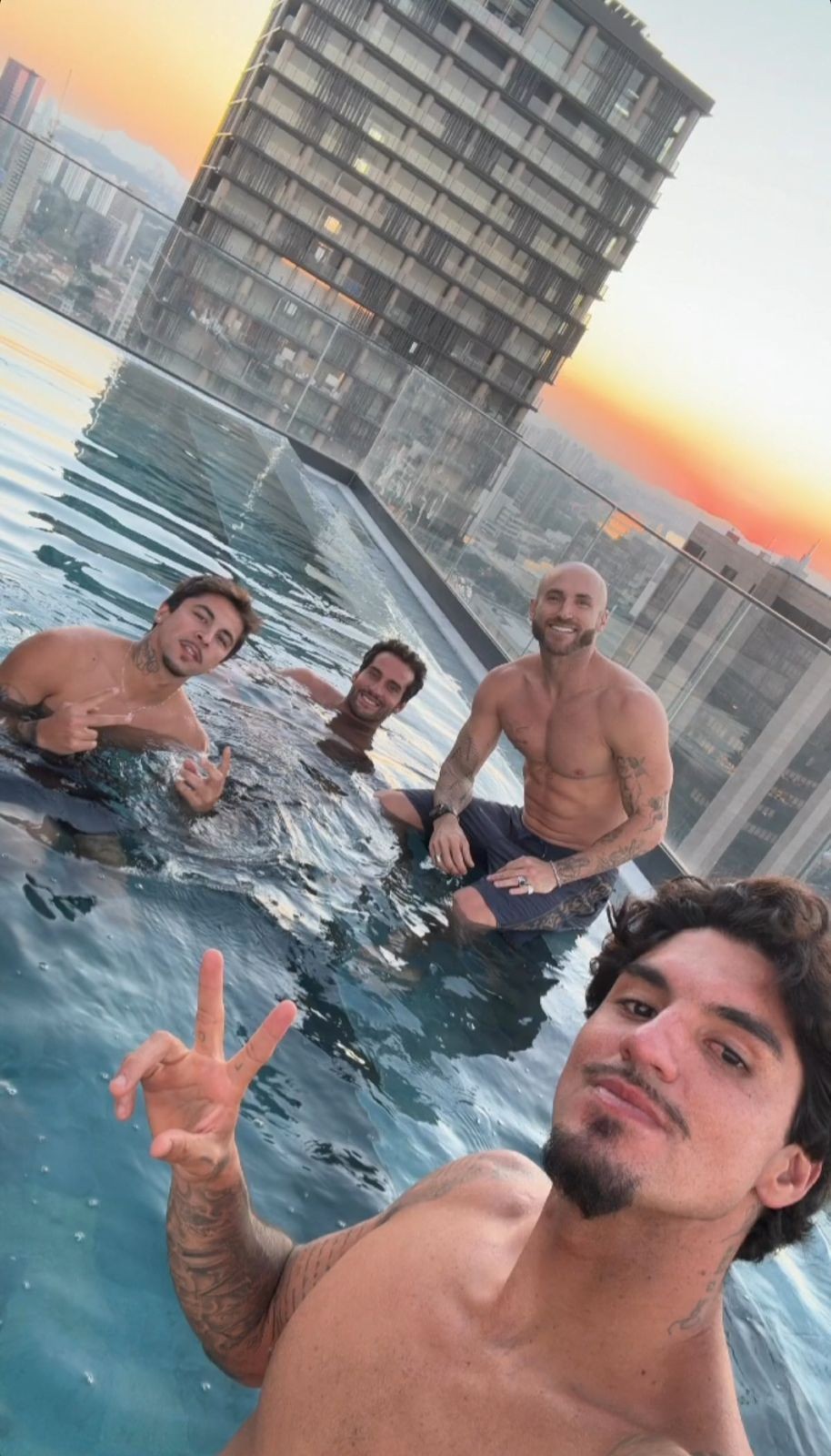 Gabriel Medina curte piscina com amigos