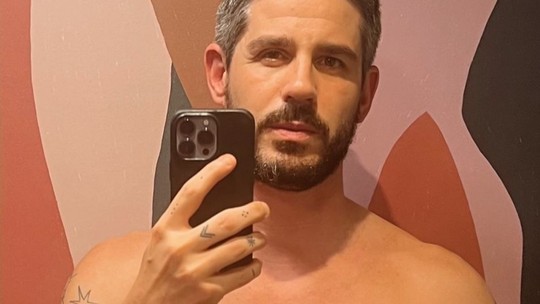 Pedro Neschling faz trocadilho em selfie no espelho