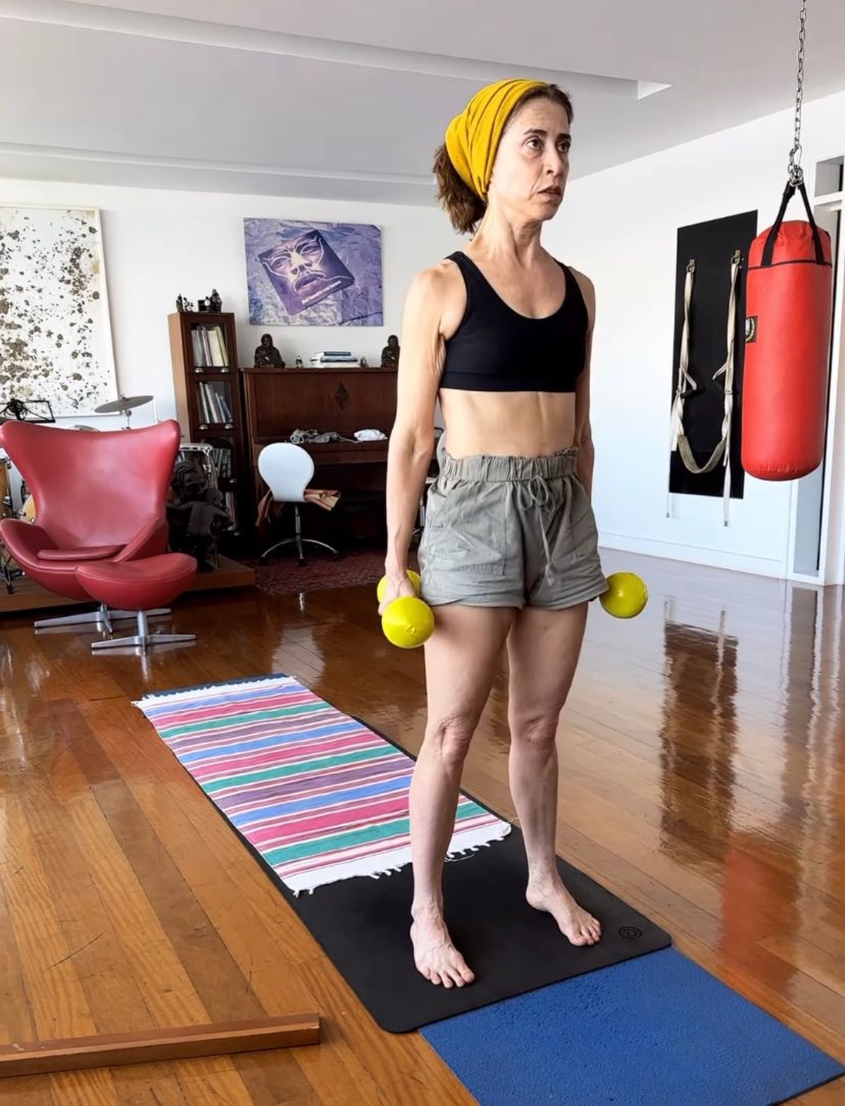 Fernanda Torres mostra treino em casa