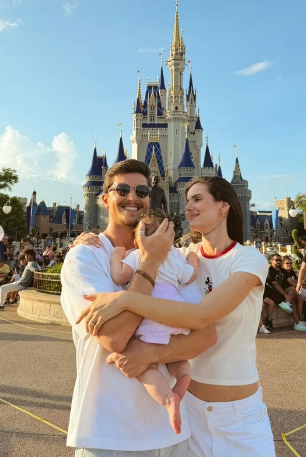 Camila Queiroz e Klebber Toledo levam a filha para a Disney — Foto: Reprodução/Instagram