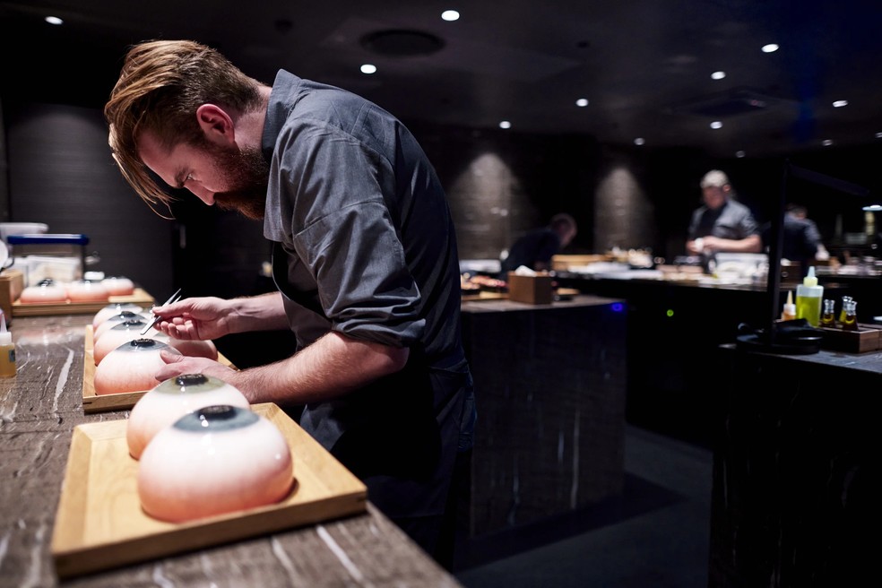 Chef Gregor Power no preparo do 1984 — Foto: Divulgação