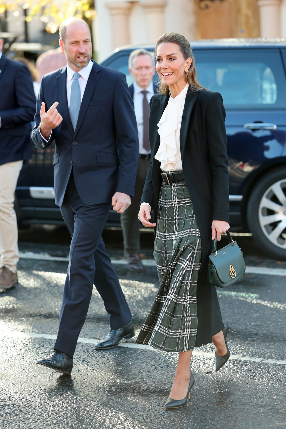 Kate Middleton aposta em saia xadrez para aparição surpresa com Príncipe William na Irlanda do Norte — Foto: Getty Images
