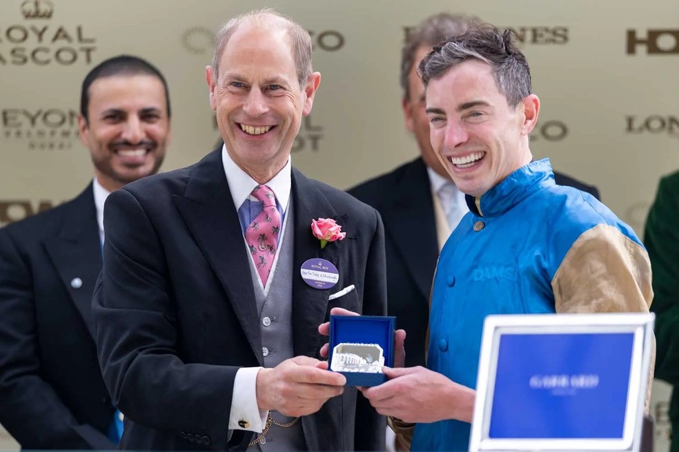 Príncipe Edward, Duque de Edimburgo, com o jóquei James Doyle, acompanhando a Ribblesdale Stakes no terceiro dia do Royal Ascot 2026, no Hipódromo de Ascot — Foto: GettyImages