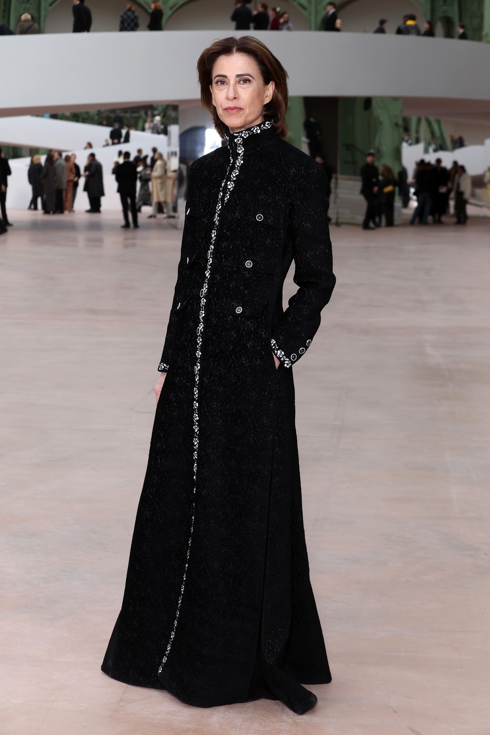 Fernanda Torres surge para conferir o desfile da Chanel na Semana da Moda de Paris | Moda 20
