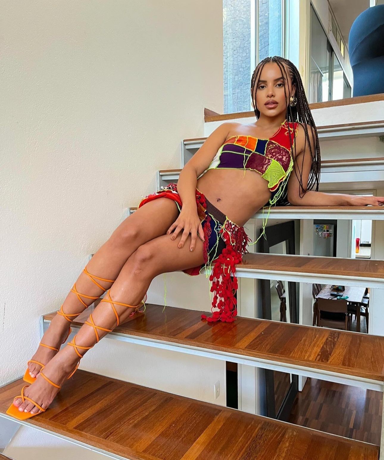 Gleici Damasceno esbanja beleza com look multicolor