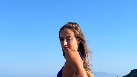 Bruna Griphao exibe nova foto de biquíni na praia 