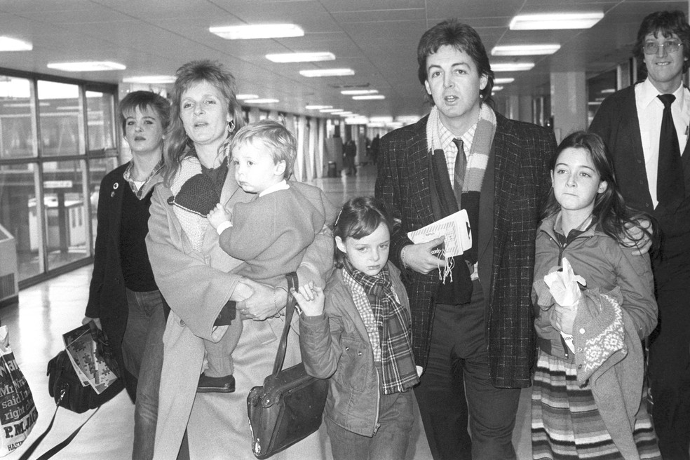Paul McCartney com Linda, Heather, James, Stella e Mary — Foto: Getty Images