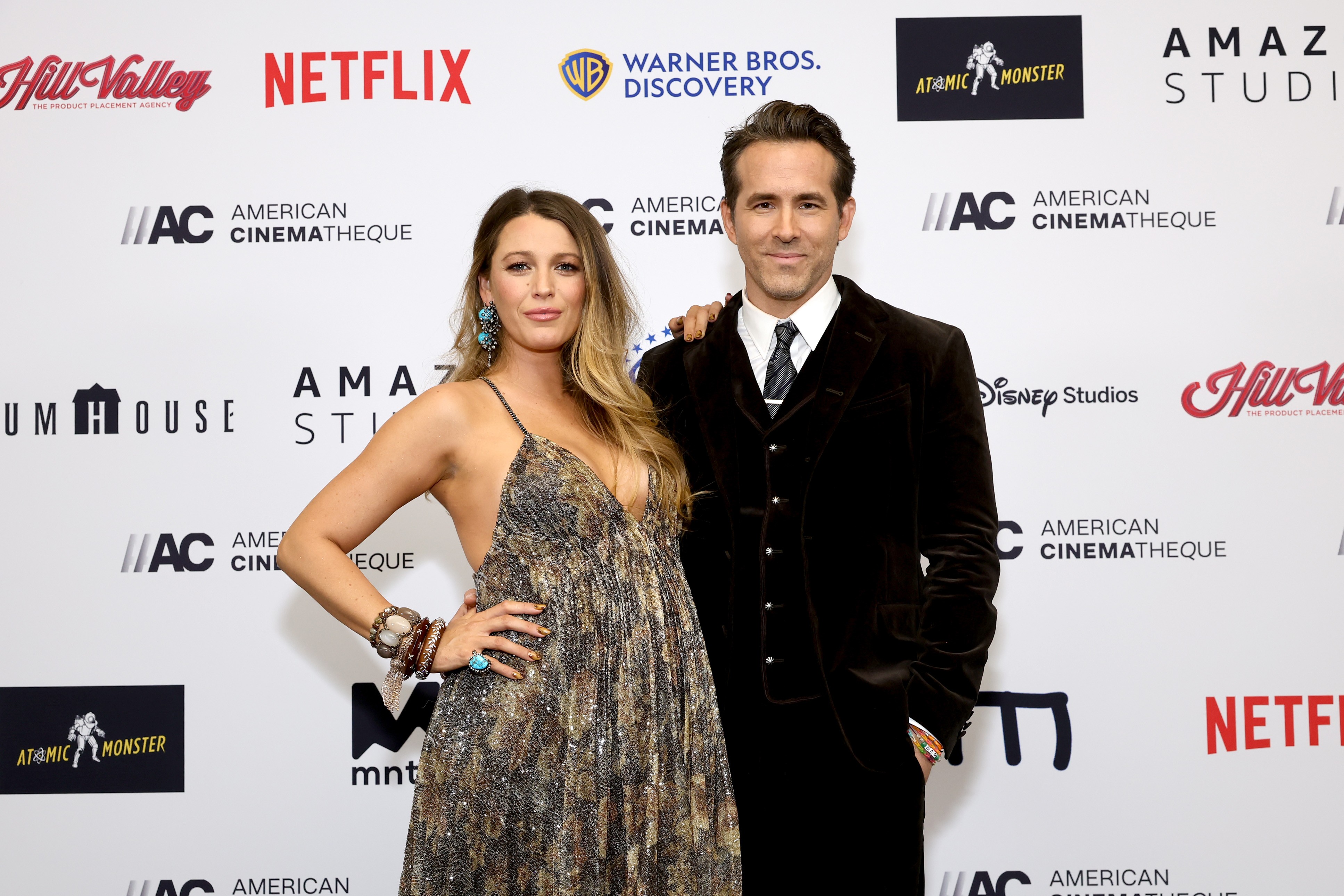 Blake Lively faz piada ao exibir Ryan Reynolds com bolsa de luxo avaliada em R$ 280 mil