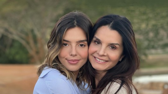 Mãe de Giovanna Lancellotti chama atenção na web em homenagem da atriz: "Parece sua irmã"