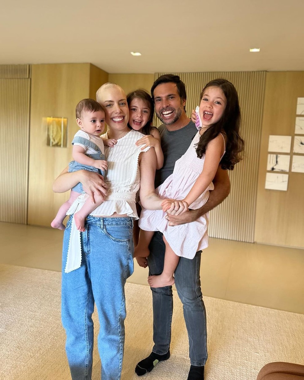 Fabiana Justus, o marido Bruno Levi D'Ancona, as filhas gêmeas Chiara e Sienna e o caçula Luigi — Foto: Reprodução/Instagram