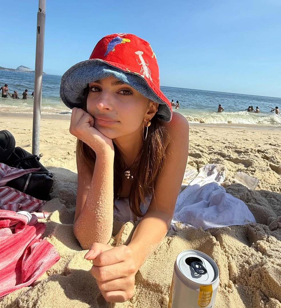 Emily Ratajkowski agradece estadia no Rio de Janeiro