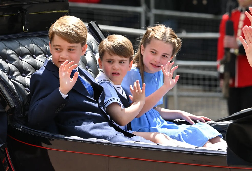 Todos os três filhos de Kate e William usaram azul no Trooping the Colour do ano passado — Foto: Getty Images