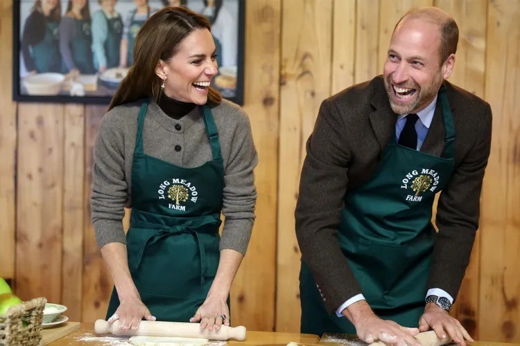 William faz brincadeira com Kate em visita à Irlanda do Norte