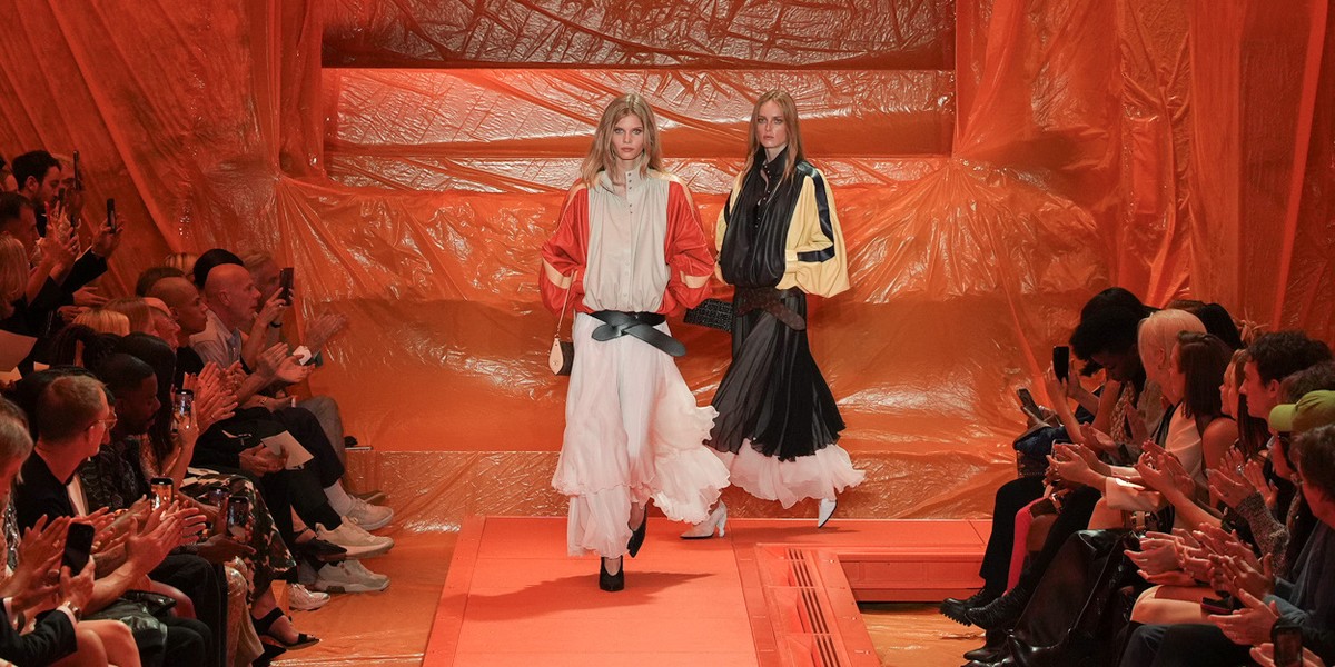 Saias college, calças tipo pijama e blusas bufantes se destacam no desfile da Louis Vuitton