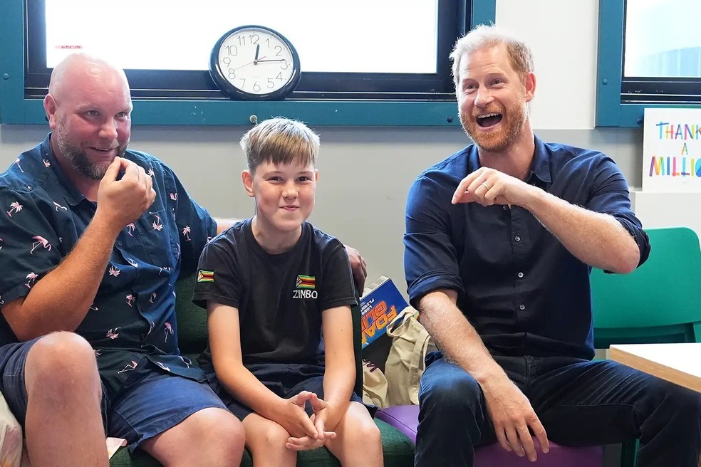 Príncipe Harry encontra-se com Wyatt Makwana, de 12 anos, e seu pai, Brian Makwana, durante uma visita ao Hospital Infantil de Birmingham — Foto: GettyImages