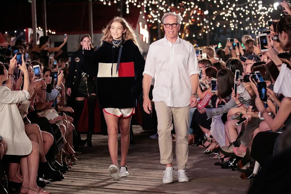 Gigi Hadid e o estilista Tommy Hilfiger no desfile #TOMMYNOW durante a Semana de Moda de Nova York de 2016 — Foto: GettyImages