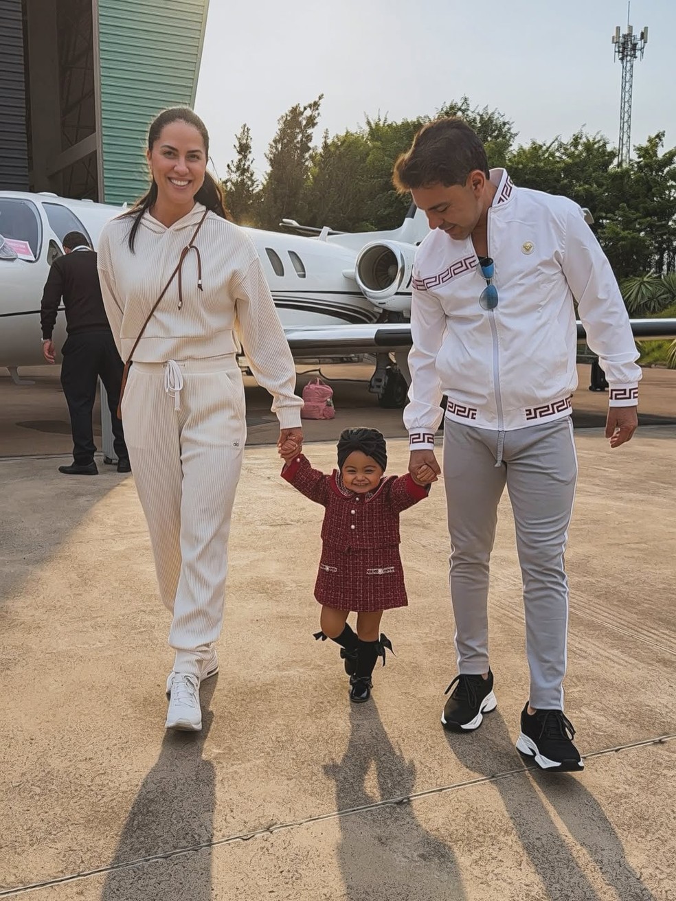 Filha de Zezé Di Camargo e Graciele Lacerda rouba a cena de turbante e blazer em Goiânia — Foto: Reprodução/Instagram