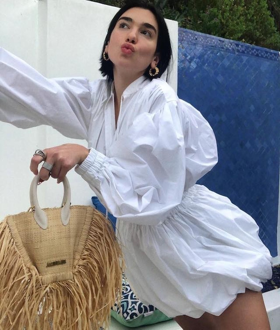 Dua Lipa usa a nova bolsa de palha da Jacquemus (Foto: Instagram Dua Lipa/ Reprodução) — Foto: Vogue