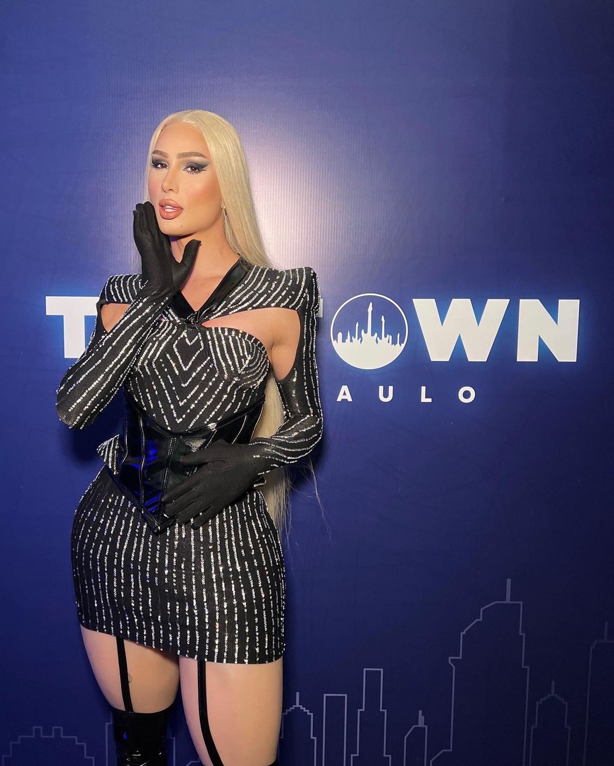 Iggy Azalea presenteia drag brasileira Halessia com look usado no The Town