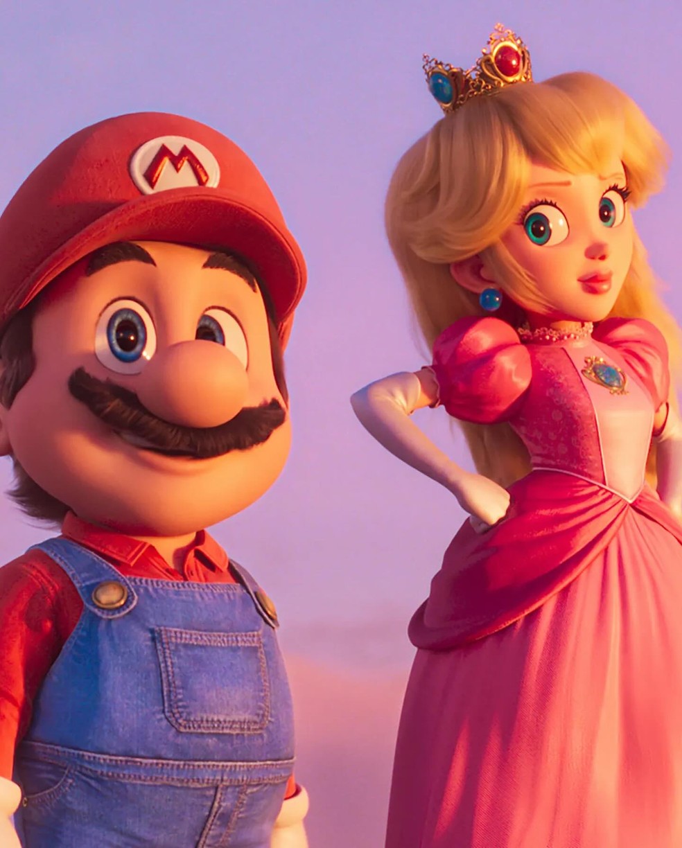 Ronald e namorada se fantasiam de Mario Bros e Peach para o Halloween