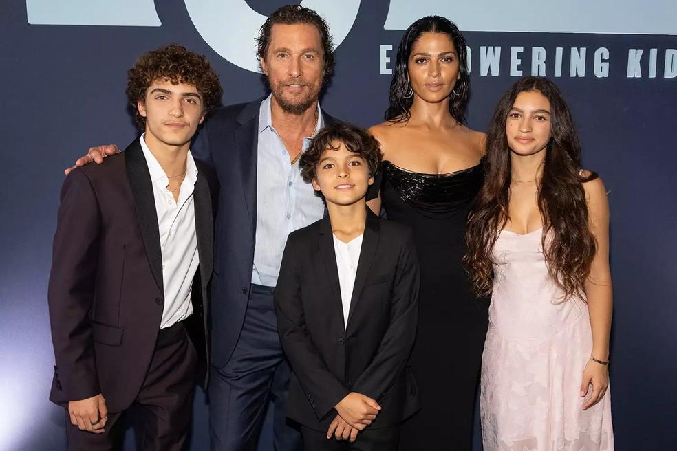 Levi McConaughey, Matthew McConaughey, Livingston McConaughey, Camila Alves McConaughey e Vida McConaughey comparecem ao 12º Gala Anual Mack, Jack & McConaughey — Foto: GettyImages