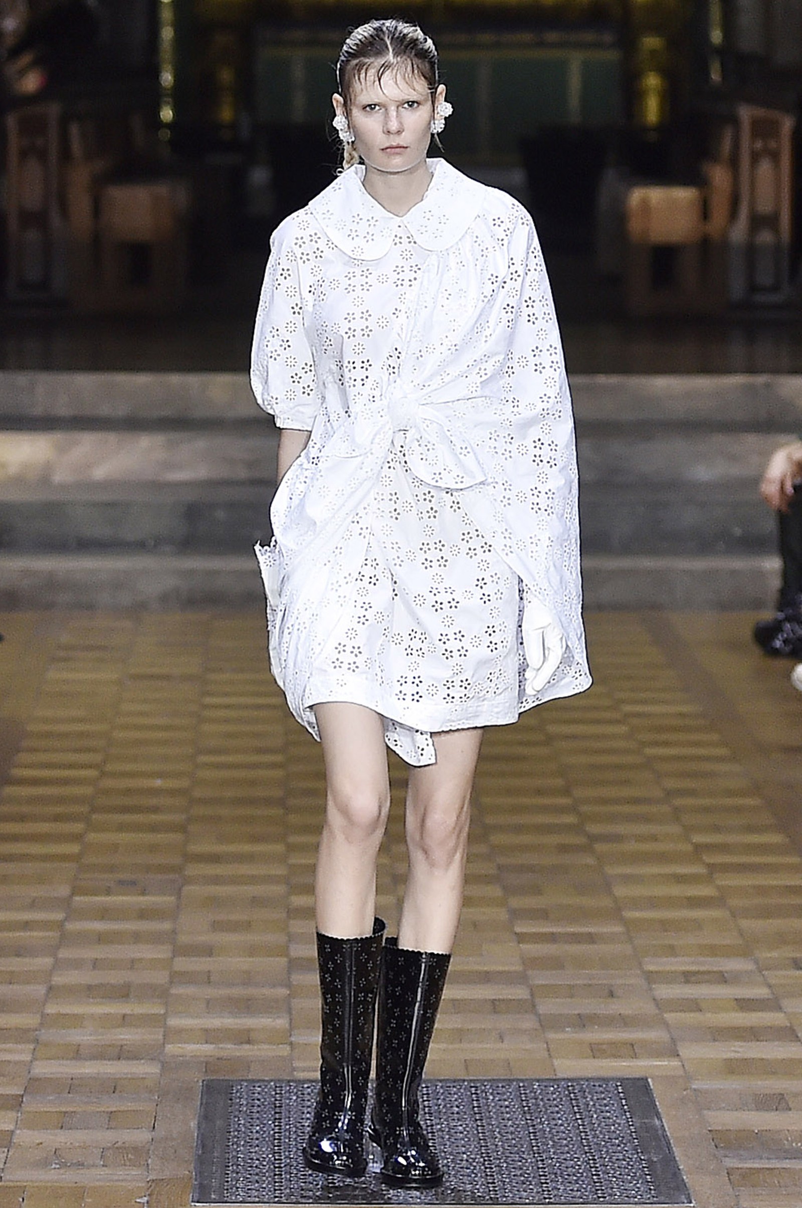 Simone Rocha assina verão romântico e marcado pela sensibilidade