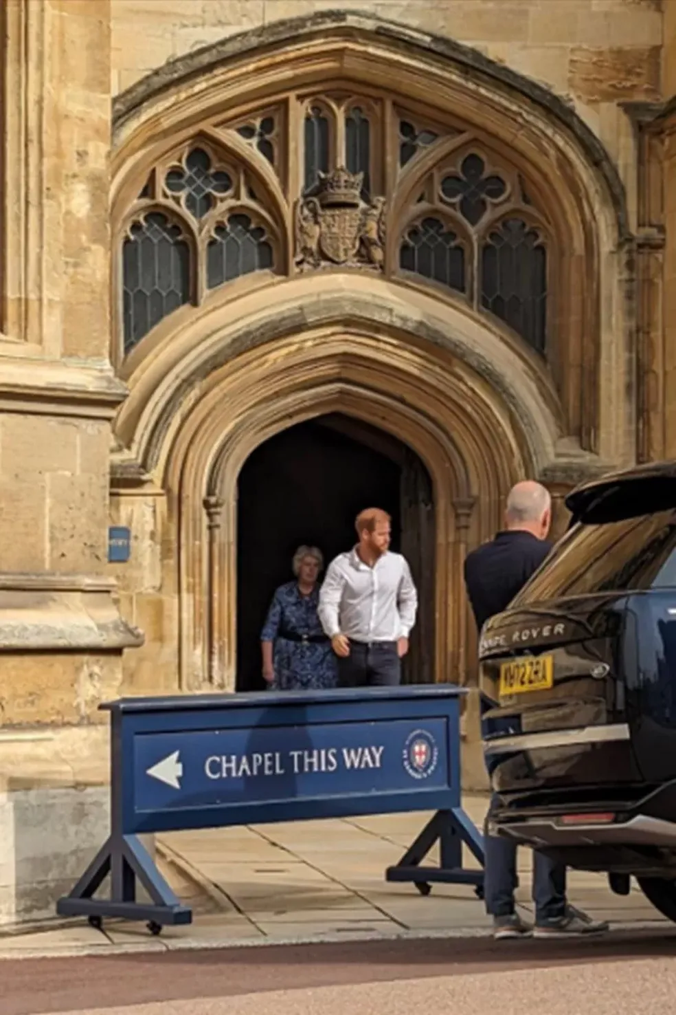 Príncipe Harry saindo da Capela de São Jorge, no Castelo de Windsor — Foto: Reprodução/Divulgação