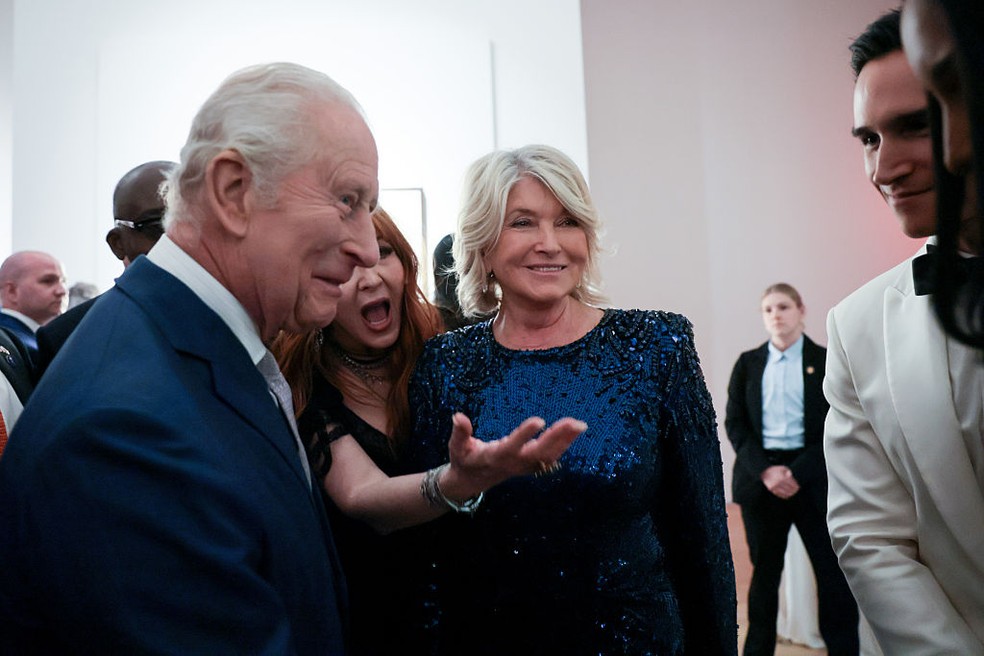 O Rei Charles III, Charlotte Tilbury e Martha Stewart comparecem ao King's Trust Global Gala no Rockefeller Center durante uma visita de Estado em 29 de abril de 2026 — Foto: GettyImages