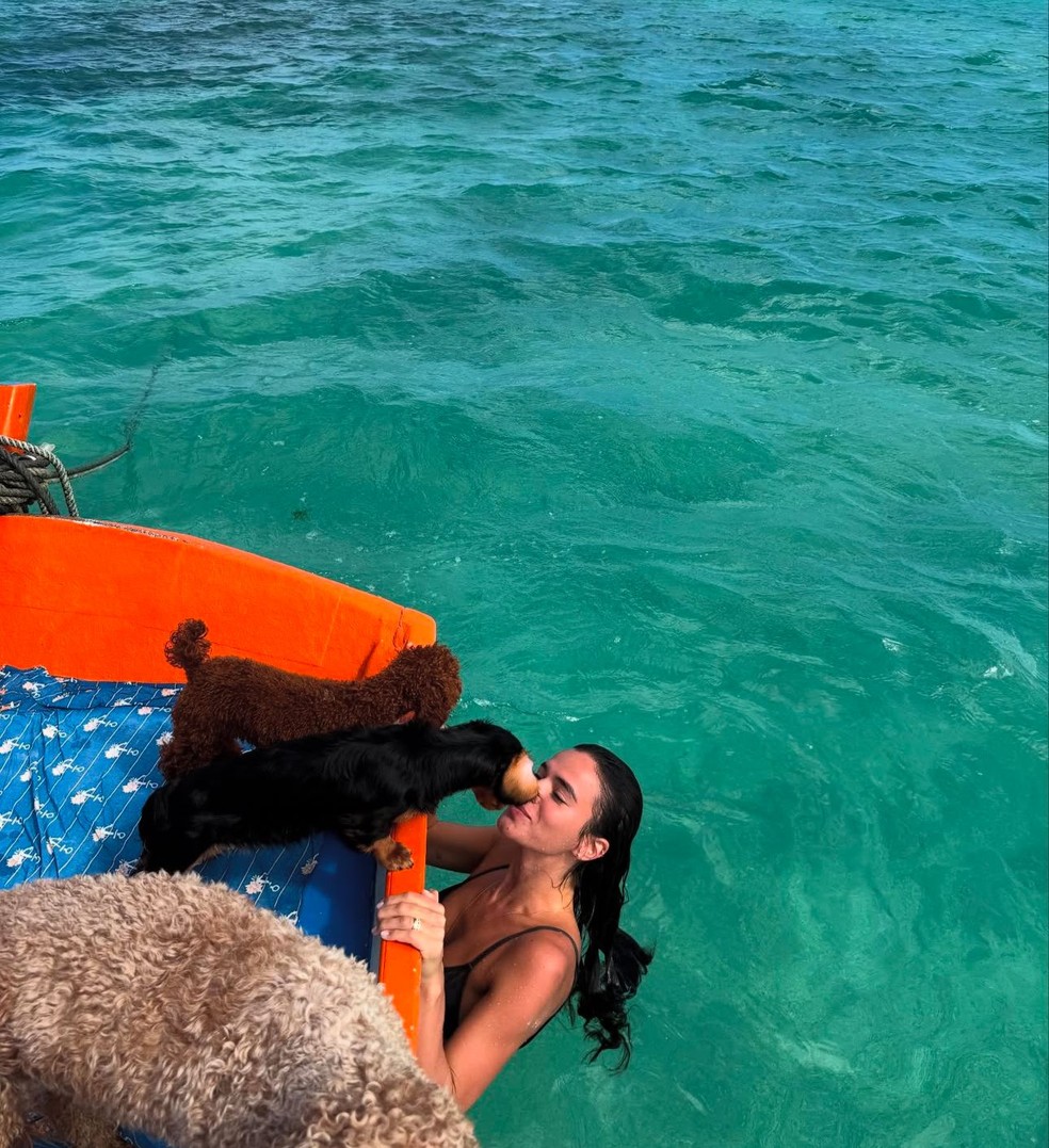 Bruna Marquezine posa em praia — Foto: Reprodução/Instagram
