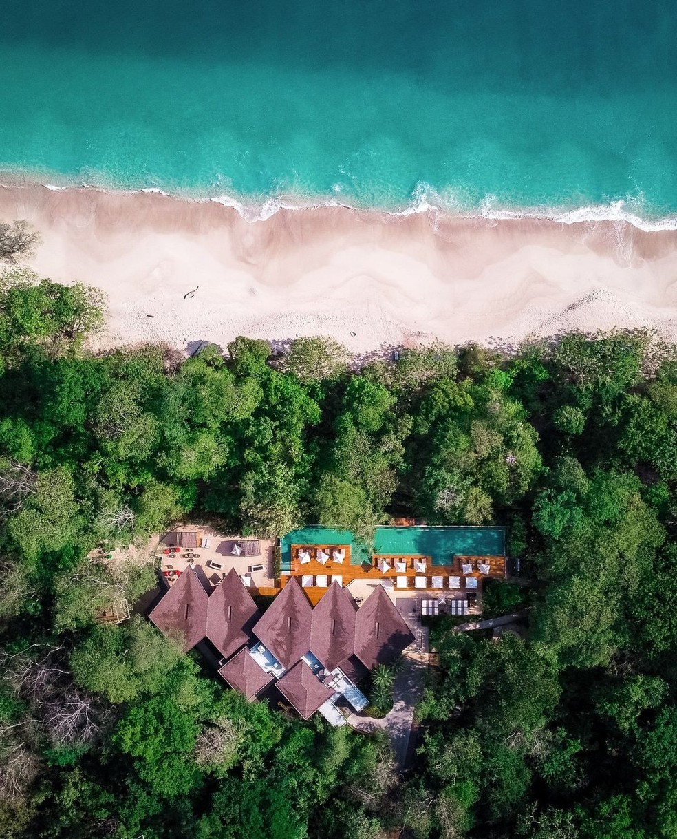 Vista aérea da área de praia do hotel W Costa Rica — Foto: Divulgação