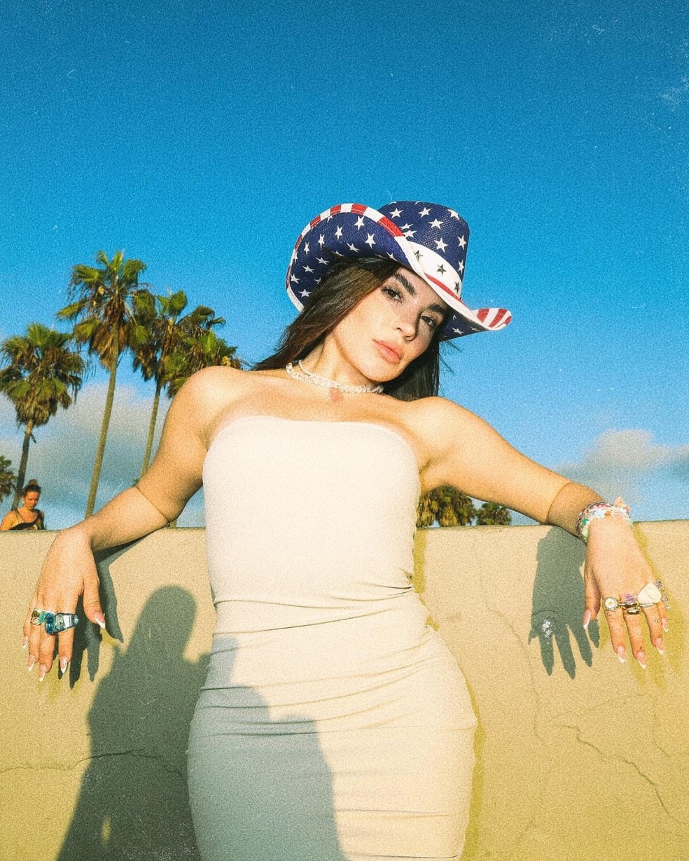 Gkay aposta em estilo cowgirl para cliques nos EUA