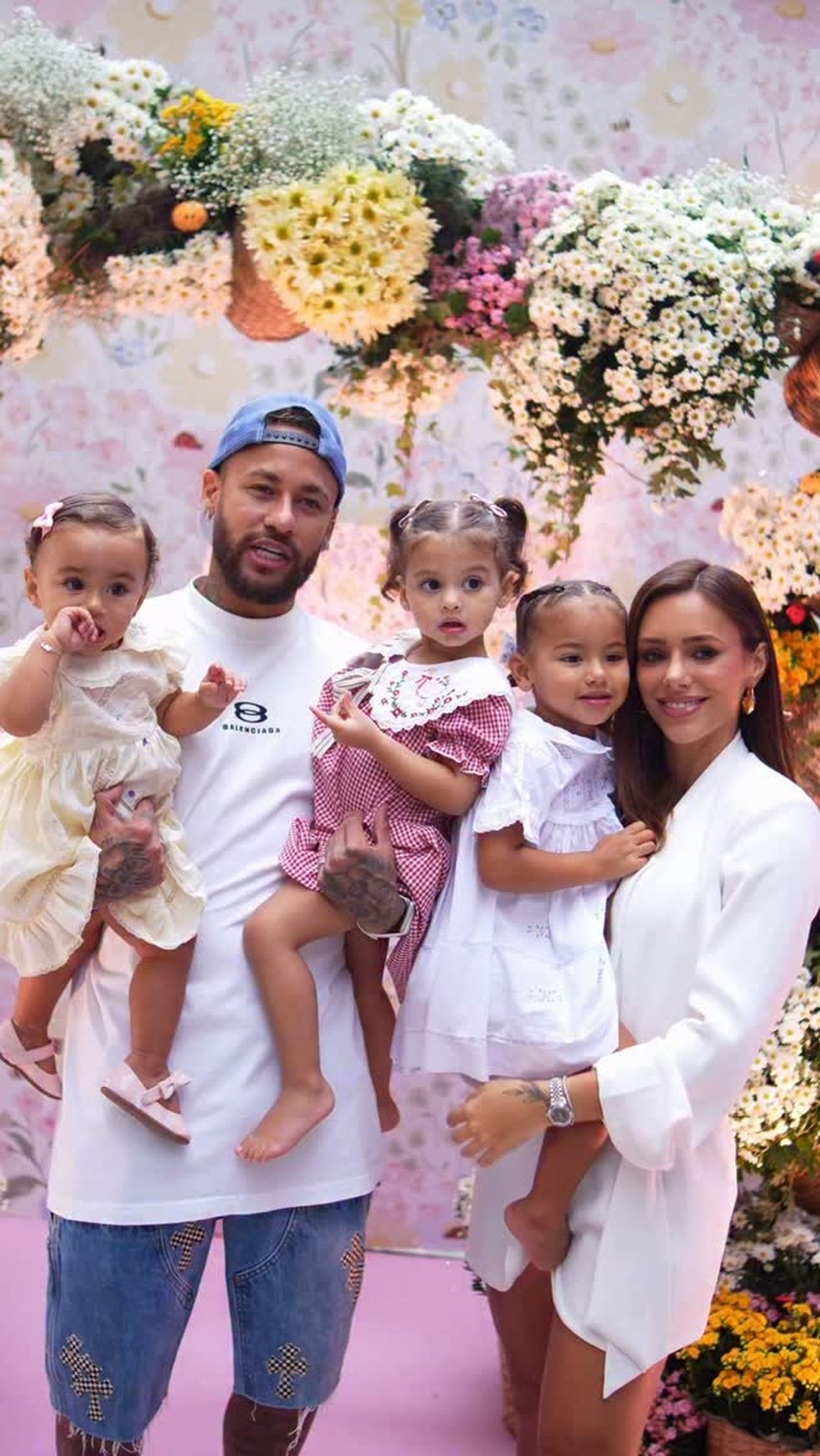 Neymar com Bruna Biancardi e as filhas: Helena, Mel e Mavie — Foto: Reprodução/Instagram