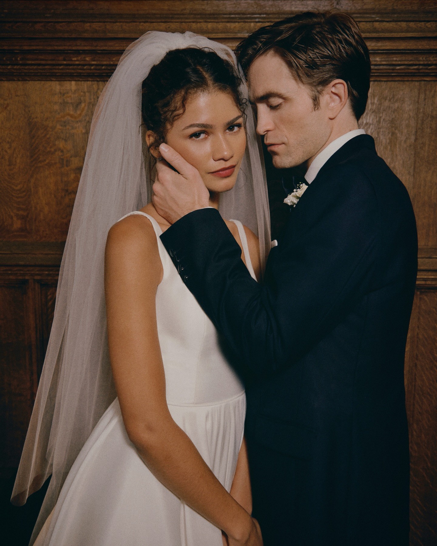 O casamento de Emma e Charlie: Zendaya e Robert Pattinson nos bastidores de 