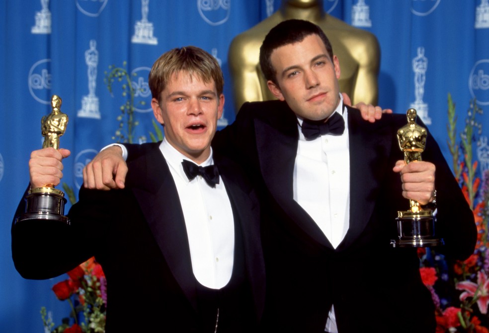 Matt Damon e Ben Affleck após ganharem seus Oscars pelo filme 'Gênio Indomável' em 1998 — Foto: Getty Images