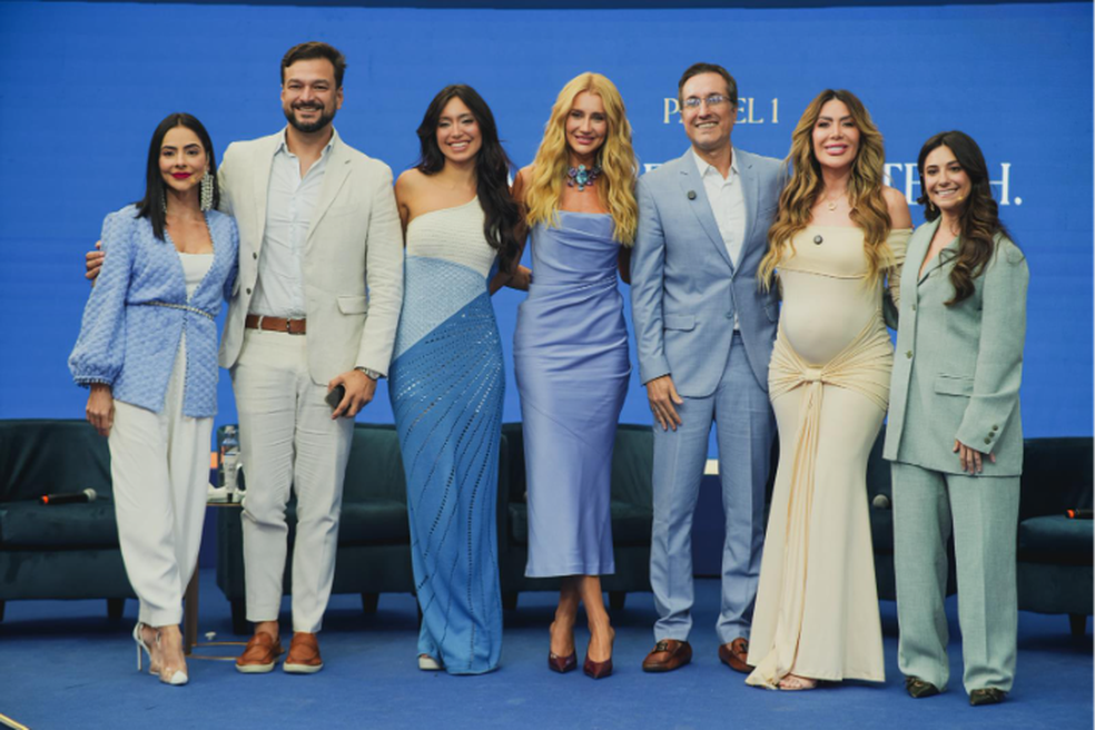 Da esquerda para a direita: Lígia Vargas (mestre de cerimônias), Cirurgião-dentista Israel Melo, embaixadoras da Rennova® Vanessa Lopes e Ana Paula Siebert, odontólogo Bruno Bastos, biomédica Lari Venâncio e Thaís Varela (mediadora Vogue) — Foto: Reprodução